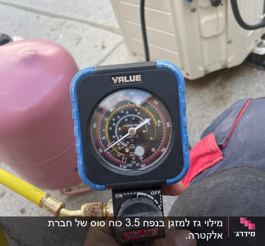 מד לחץ מחובר למזגן עם צינור צהוב